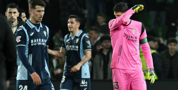 La decepción de Pedro Ortiz y Carlos Marín tras la derrota frente al Racing en Santander. Foto: LaLiga Hypermotion