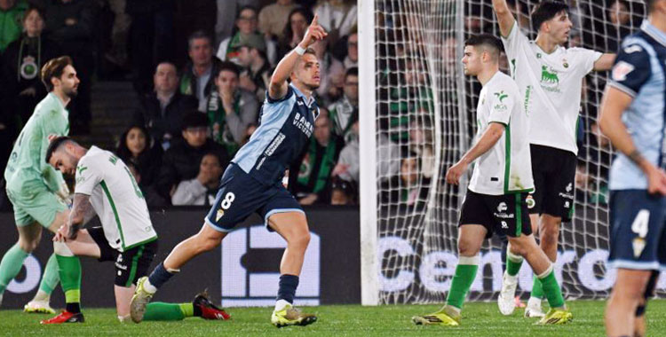 Isma Ruiz celebrando su primer gol de la temporada en Santander. Foto: LaLiga Hypermotion