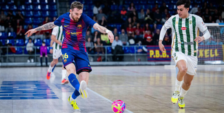 Hugo Expósito vigila a Sergio González en el duelo del Palau. Foto: FC Barcelona