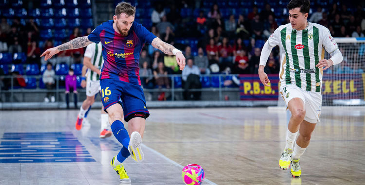 Hugo Expósito vigila a Sergio González en el duelo del Palau. Foto: FC Barcelona