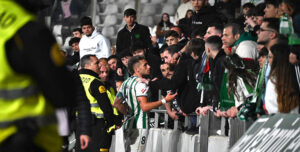 Isma Ruiz se acerca a hablar con aficionados del fondo sur. Autora: Natalia Román.