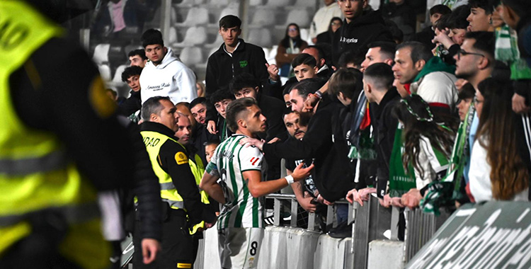 Isma Ruiz se acerca a hablar con aficionados del fondo sur. Autora: Natalia Román.