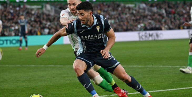 Jacobo disputa un balón con un defensor del Racing de Santander.