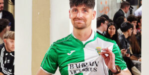 Javi Flores ejerció de modelo de la camiseta retro del Córdoba en LaLiga Fashion Night. Foto: CCF