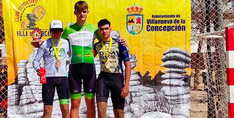 Juan Navarro en el podio tras su triunfo en el XCMM de Villanueva de la Concepción.