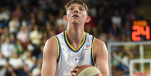 Karl Matute en un lanzamiento de tiro libre en México