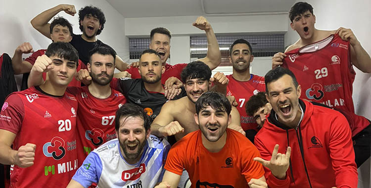 La plantilla del Kutxabank CBM festeja el triunfo ante el Ars.