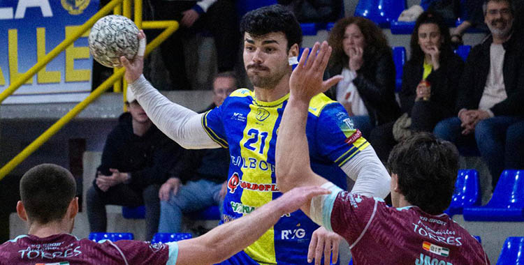 Un jugador de La Salle intenta realizar un disparo frente a dos defensores del Dólmenes Antequera. Autor: Antonio Ortega / La Salle Balonmano