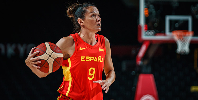 Laia Palau durante un partido con la selección nacional de baloncesto.