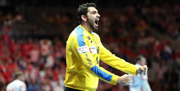 El meta croata Matej Ašanin celebrando un parada.