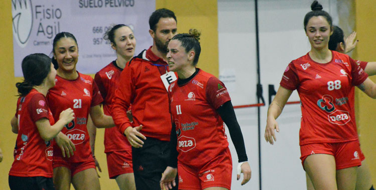 Las jugadoras del Deza festejan su triunfo frente al Torrejón.
