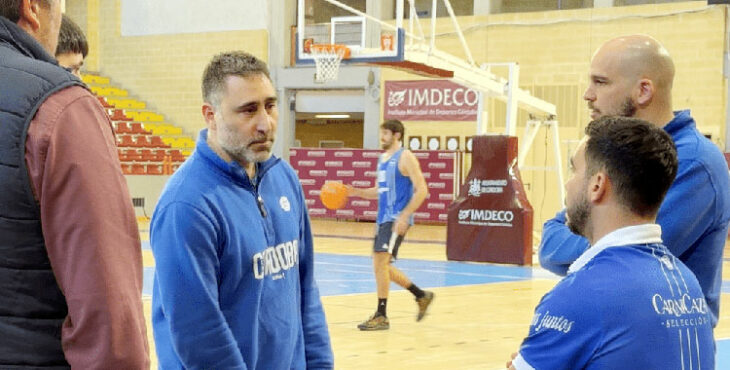 Gonzalo Rodríguez Palmeiro en un cónclave con su cuerpo técnico. Foto: Córdoba Club de Baloncesto