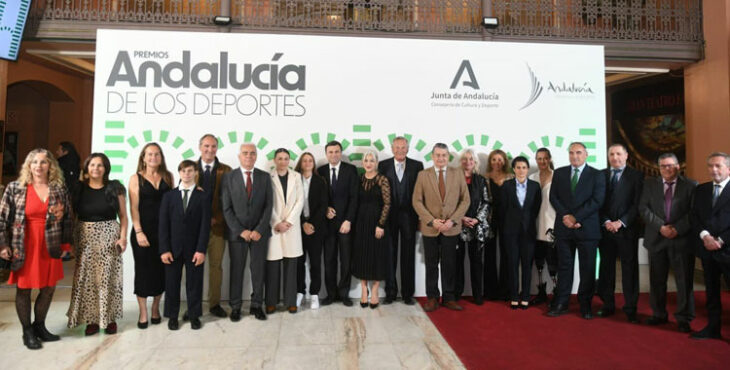 Representantes de las instituciones y premiados de la gala desde el vestíbulo del Gran Teatro Falla, templo de la cultura gaditana. Foto: @DeporteAND