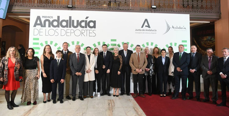 Representantes de las instituciones y premiados de la gala desde el vestíbulo del Gran Teatro Falla, templo de la cultura gaditana. Foto: @DeporteAND