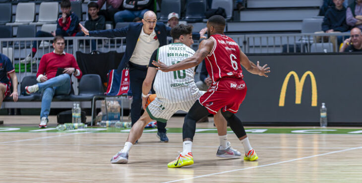 Gonzalo Orozco buscando una opción de pase. Foto: Córdoba Club de Baloncesto