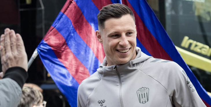 Ramón Vila recibe el cariño de su afición en Tarazona. Foto: CD Eldense