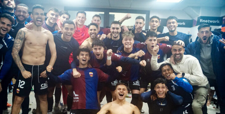 Ramón Vila, en la fila de atrás, celebrando con sus compañeros el triunfo. Foto: CD Eldense