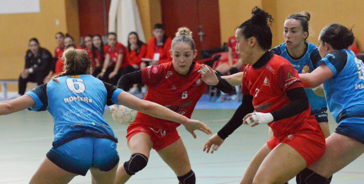 El Deza Córdoba de Balonmano en un encuentro de esta temporada en Málaga. Foto: Rafa Barroso / CBM