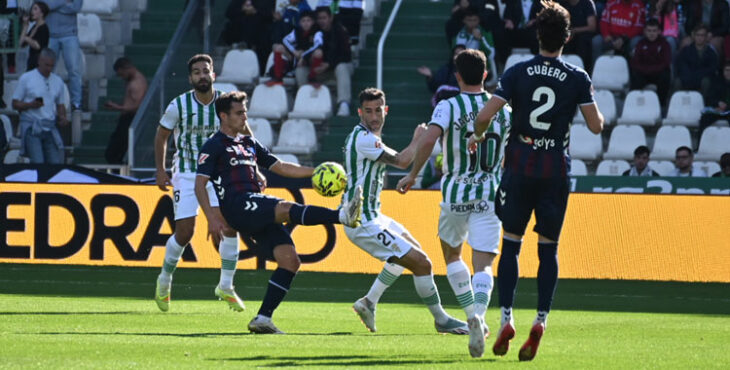 Rubén Alves, a la izquierda, en el último partido que jugó hasta el momento, en diciembre. Autora: Natalia Román