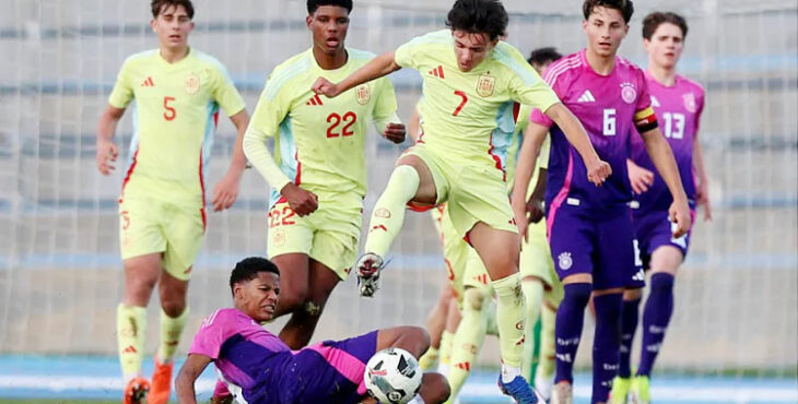 Rubén Gómez en un lance de España sub17 ante Alemania. Foto: RFEF