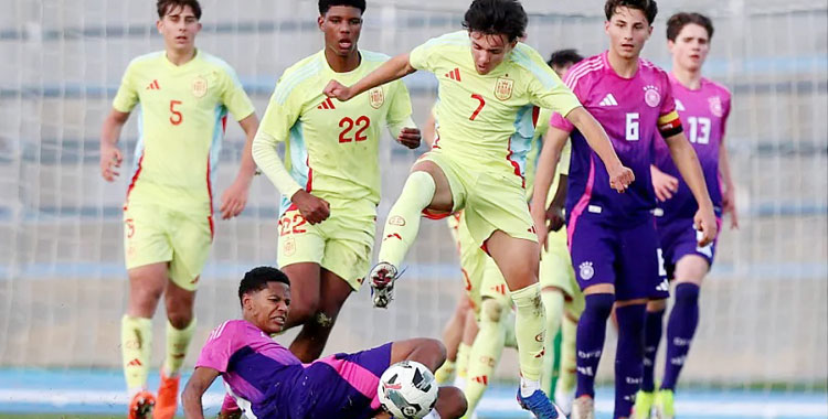 Rubén Gómez en un lance de España sub17 ante Alemania. Foto: RFEF