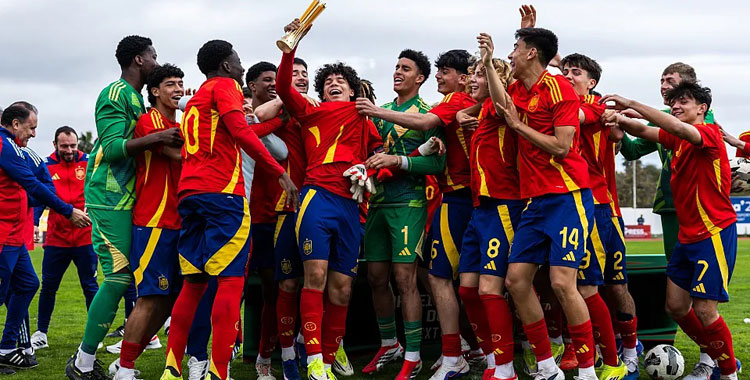 Rubén Gómez, a la derecha con el '7', celebrando el éxito junto a sus compañeros. Foto: RFEF