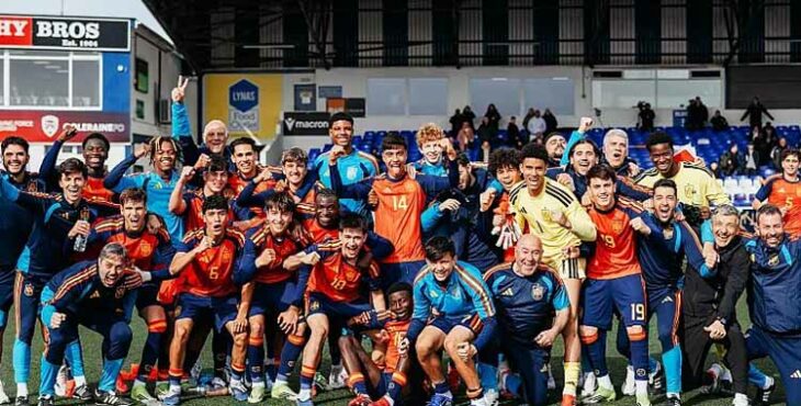 Rubén Gómez festeja junto al resto de la Selección Española sub17 la clasificación al Europeo.