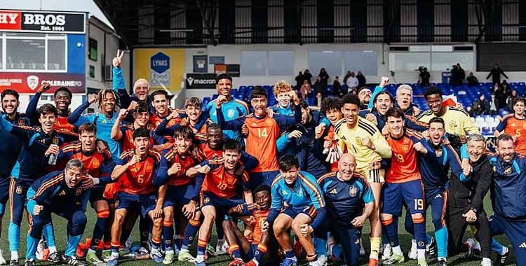 Rubén Gómez festeja junto al resto de la Selección Española sub17 la clasificación al Europeo.