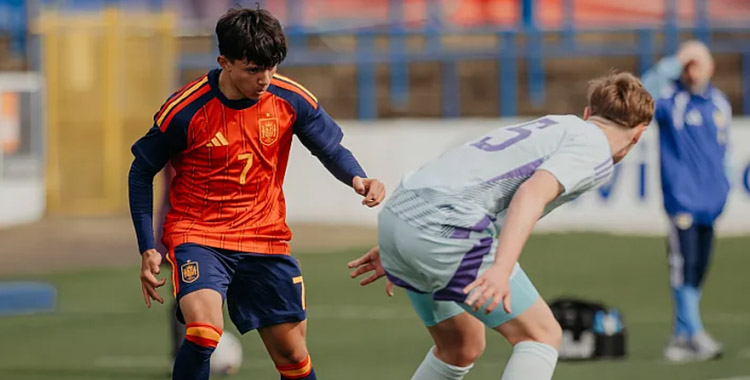 Rubén Gómez disputa el partido contra Escocia en la fase de clasificación con la Selección sub17.