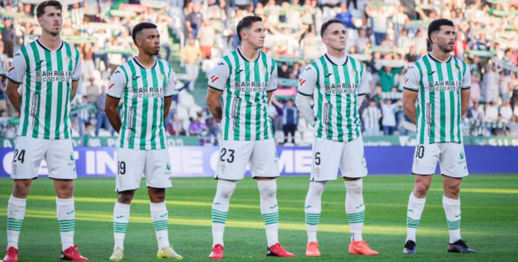 Parte del once inicial del Córdoba ante el Mirandés escuchando el himno. Foto: LaLiga Hypermotion