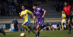 La escuadra celeste, en la imagen de morado, intentará demostrar su favoritismo ante el Castilleja como lo hizo en Coria. Foto: Antonio Dávila / Ciudad de Lucena