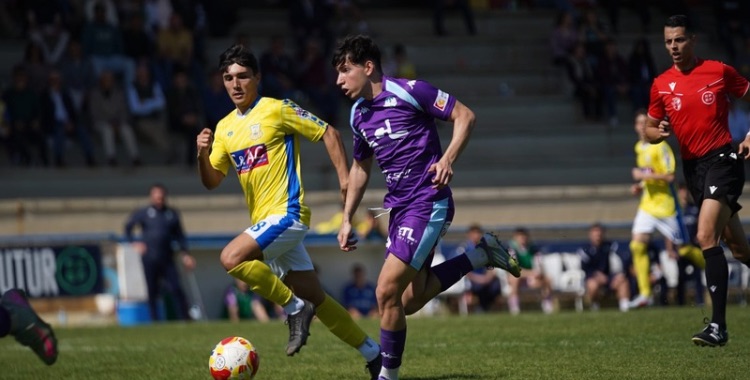 La escuadra celeste, en la imagen de morado, intentará demostrar su favoritismo ante el Castilleja como lo hizo en Coria. Foto: Antonio Dávila / Ciudad de Lucena