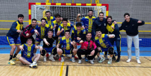 Una foto de familia tras la gran victoria lasaliana. Foto: La Salle Balonmano