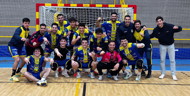 Una foto de familia tras la gran victoria lasaliana. Foto: La Salle Balonmano