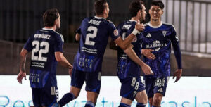 Los jugadores del Marbella celebrando el tanto de la victoria en Ibiza. Foto: Marbella FC