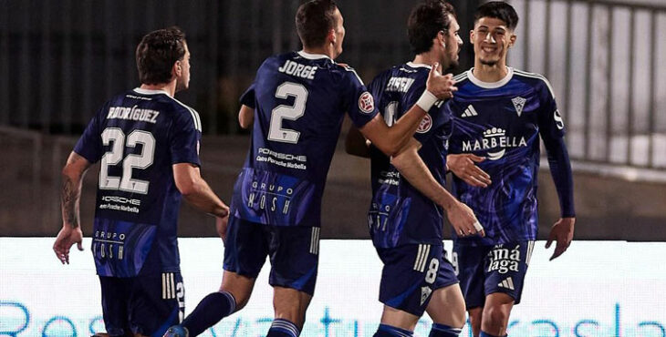 Los jugadores del Marbella celebrando el tanto de la victoria en Ibiza. Foto: Marbella FC