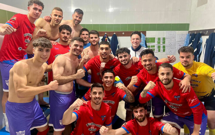Los jugadores mineros celebrando su triunfo en Espejo. Foto: Peñarroya-Pueblonuevo CF