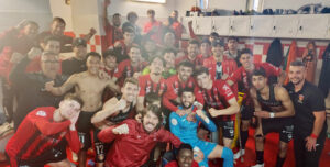 La alegría en el vestuario del cuadro rojinegro tras vencer al Estepona. Foto: Tino Navas / Salerm Puente Genil
