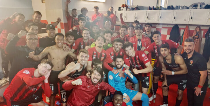 La alegría en el vestuario del cuadro rojinegro tras vencer al Estepona. Foto: Tino Navas / Salerm Puente Genil