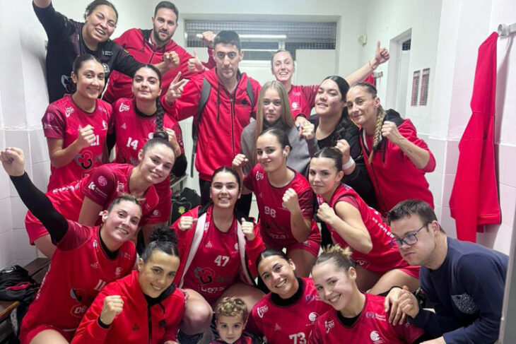 La celebración de las jugadoras granates y su entrenador en el vestuario de Fátima. Foto: Rafa Barroso / CBM