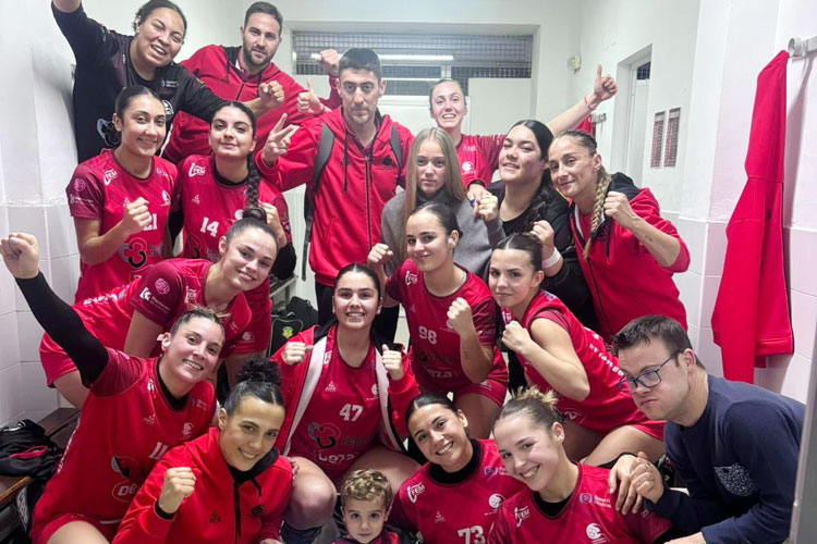 La celebración de las jugadoras granates y su entrenador en el vestuario de Fátima. Foto: Rafa Barroso / CBM