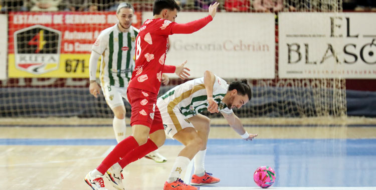 Zequi cerca de caer por la presión de un jugador de ElPozo. Foto: Edu Luque / Córdoba Futsal