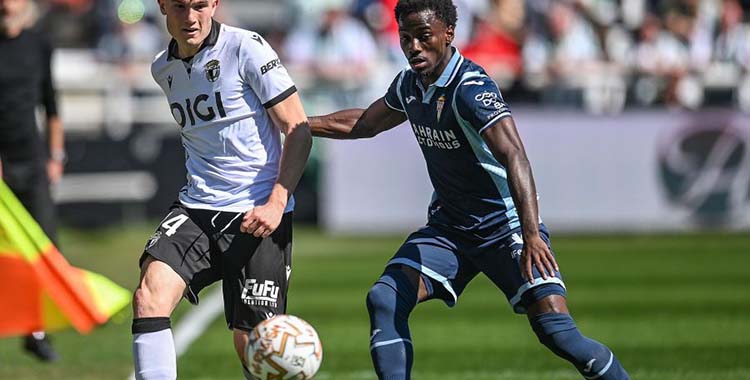 Adilson disputando un balón dividido a un jugador del Burgos en su primer partido como titular del curso tras su grave lesión de ligamentos de la pasada temporada.