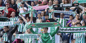 El cordobesismo mostrando sus bufandas en la previa del partido ante la Real Sociedad B.