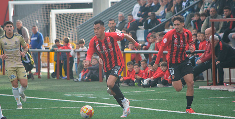 Alan y Salva Vegas en una conducción de balón ante el Recreativo.