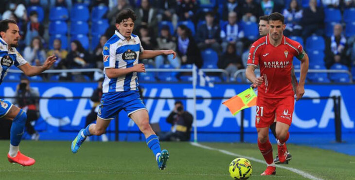 Carlos Albarrán en conducción durante el partido ante el Deportivo de la Coruña.