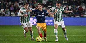 Carlos Albarrán intenta junto a Fuentes arrebatar el balón a un jugador del Andorra.