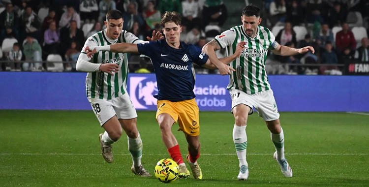Carlos Albarrán intenta junto a Fuentes arrebatar el balón a un jugador del Andorra.