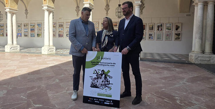 La presidenta del IMDECO, Isabel Albás, y el diputado de Deportes, Antonio Martín, presentando junto al director de Cordobadeporte, David Jurado, la Gala del 25º Aniversario del periódico digital.