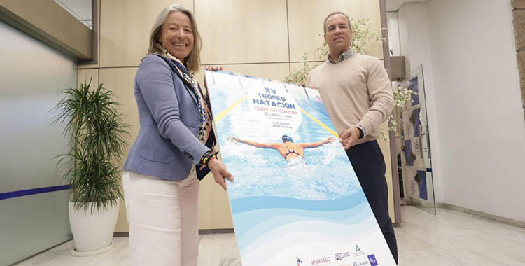 Isabel Albas, presidenta del IMDECO y Manuel López Conde presidente de Navial muestran el cartel de la competición.